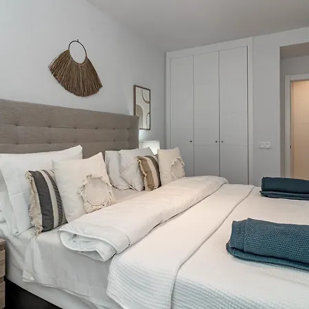 Lmea1.b.b - Modern 1-bed Flat With Pool Balcony Apartment *
