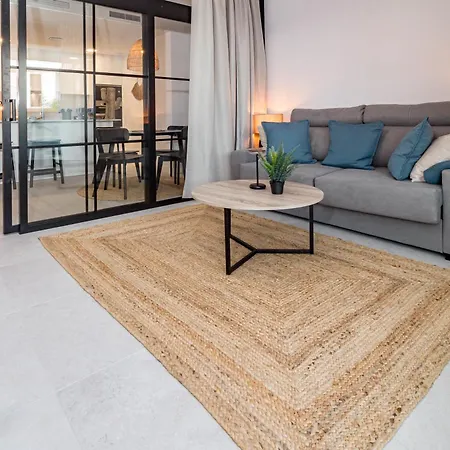 Lmea1.b.b - Modern 1-bed Flat With Pool Balcony *
